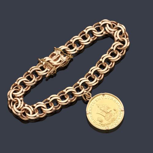  Pulsera con eslabones barbados en oro amarillo de 18K con moneda conmemorativa colgante en oro 21 K.