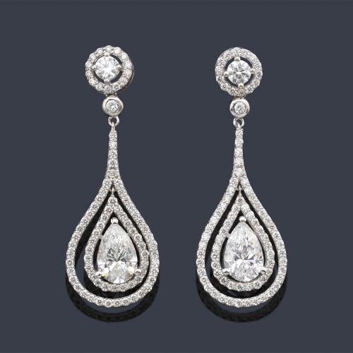  Pendientes largos con diseño de gota y brillantes de aprox. 2,39 ct en total.