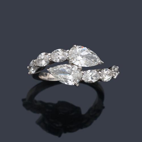  Anillo 'tú y yo' con diamantes talla perilla y oval de aprox. 1,40 ct y aprox. 1,09 ct respectivamente.