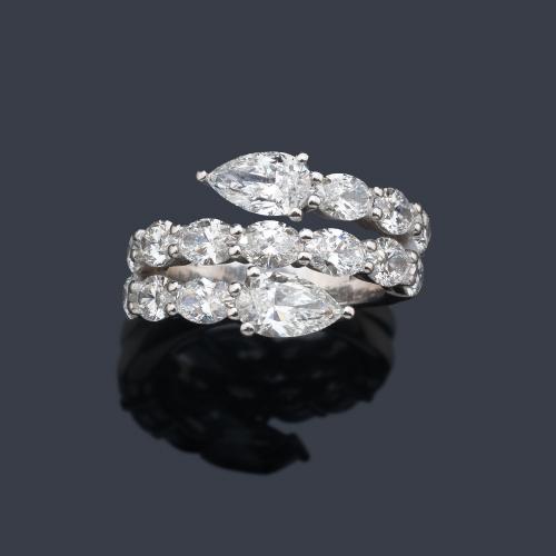  Anillo con triple aro con diamantes talla oval de aprox. 3,25 ct y dos diamantes talla perilla de aprox. 1,40 ct en total.
