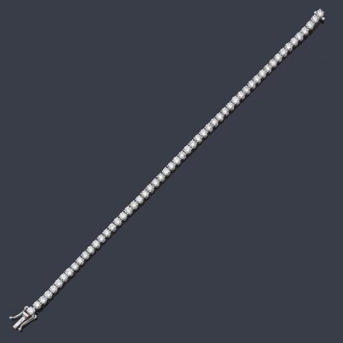  Pulsera rivière con banda de brillantes de aprox. 5,50 ct en total.