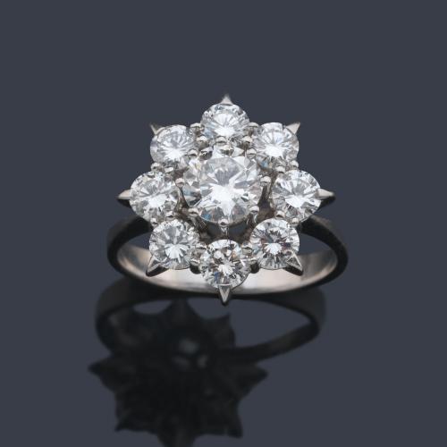  Anillo rosetón con brillantes de aprox. 2,76 ct en total.