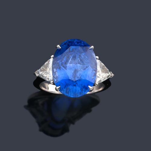  Anillo con zafiro talla oval de 12,39 ct con dos diamantes talla triángulo de aprox. 0,79 ct en total. Certificado Bellerophon Gem Lab.