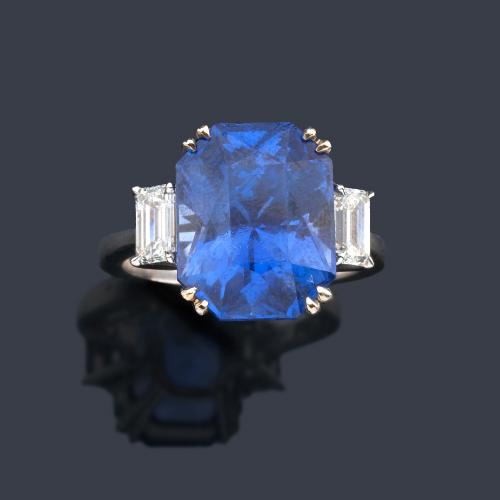 Anillo con zafiro talla oval de aprox. 10,90 ct con dos diamantes talla baguette de aprox. 0,80 ct en total. Certificado Bellerophon Gemlab