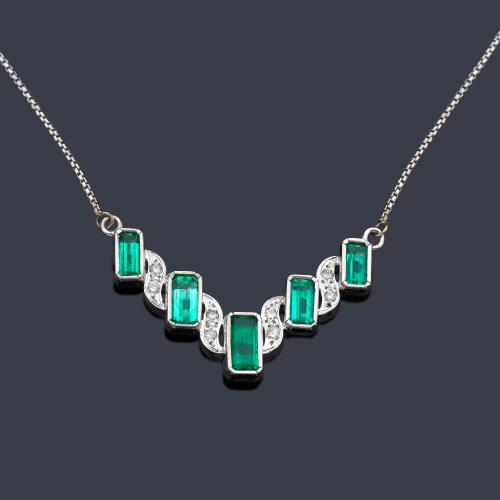  Collar con cinco esmeraldas de aprox. 2,10 ct intercalado con brillantes de aprox. 0,16 ct en total.