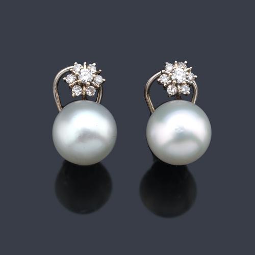  Pendientes 'tú y yo' con pareja de perlas de aprox. 12,62 mm y 12,61 mm con motivo superior en forma de rosetón con brillantes de aprox. 0,52 ct en total.