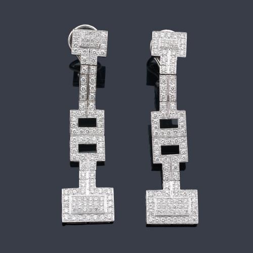  Pendientes largos con diseño geométrico con brillantes de aprox. 2,54 ct en total.