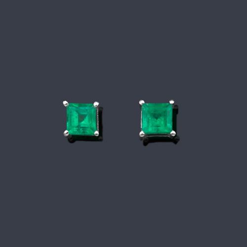 Pendientes cortos con pareja de esmeraldas de aprox. 0,50 ct en total.