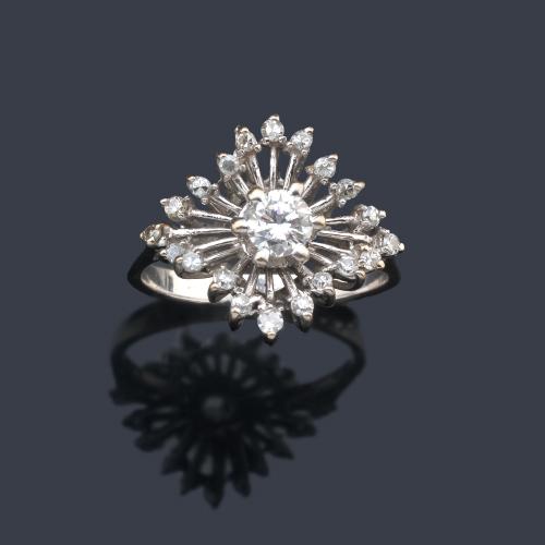  Anillo con diseño de rosetón de aprox. 0,12 ct con semiorla de brillantitos de aprox. 0,20 ct en total.