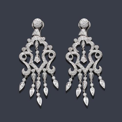  Pendientes largos tipo 'chandelier' con brillantes de aprox. 1,74 ct en total.