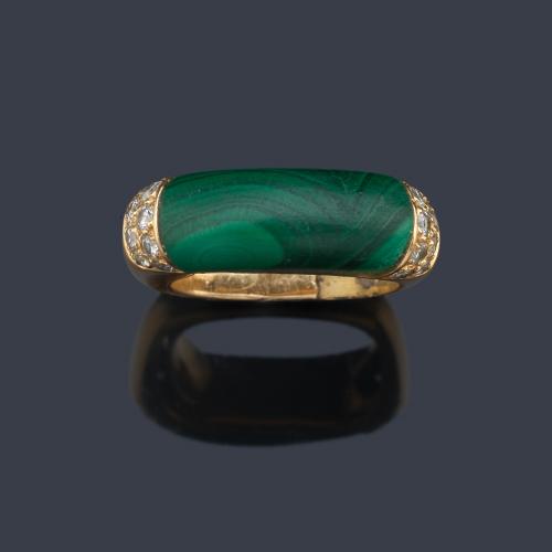  Anillo en oro amarillo de 18 K con malaquita y pequeños brillantes. Años 70.