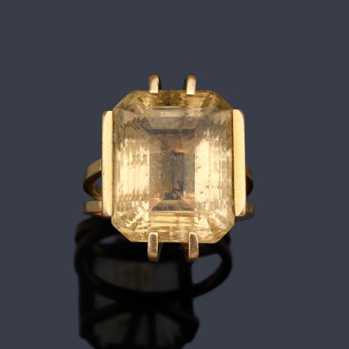  Anillo años '70 con cuarzo citrino talla esmeralda en montura de oro amarillo de 18K.