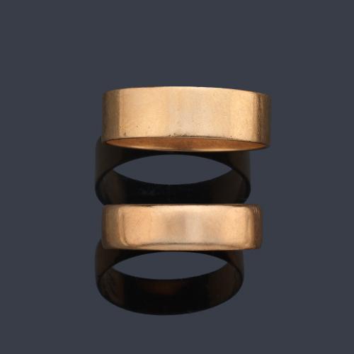  Pareja de alianzas realizadas en oro amarillo de 18K.