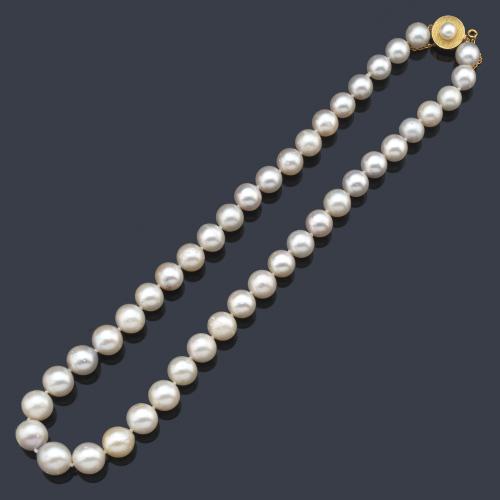  Collar con hilo de perlas australianas de aprox. 10,06 mm - 13,62 mm con cierre circular con perla en oro amarillo de 18K.