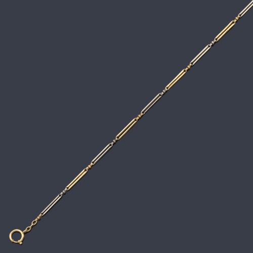  Leontina con diseño de eslabones alargados intercalados en oro amarillo y blanco de 18 K.