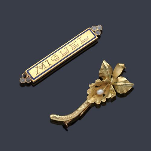  Dos broches diseño de orquídea y placa rectangular con grabación 'Miguel'.