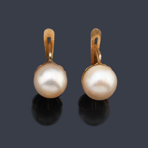  Pendientes cortos de perlas cultivadas en oro amarillo de 18 K.