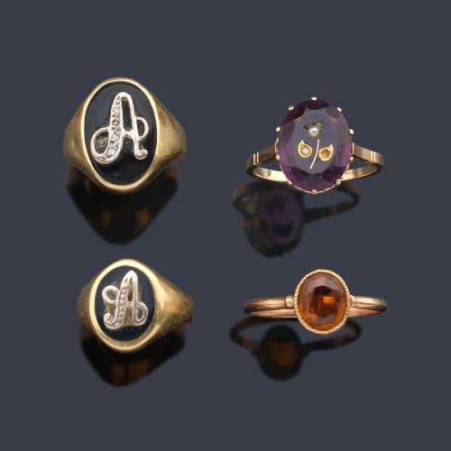  Lote compuesto por cuatro anillos, dos de tipo sello con placa de ónix y letra 'A', otro con citrino oval y otro con amatista con centro con flor.