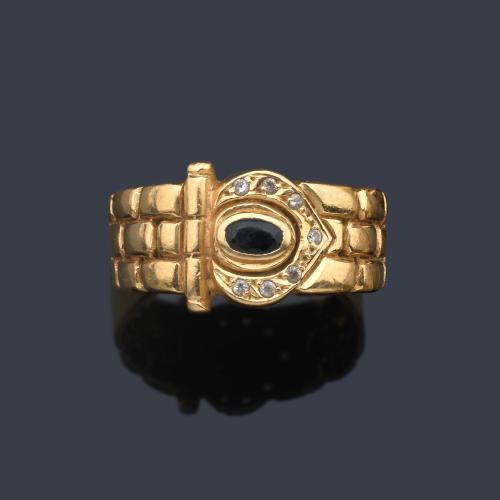  Anillo ancho con zafiro talla oval y orla de brillantes en montura de oro amarillo de 18K.