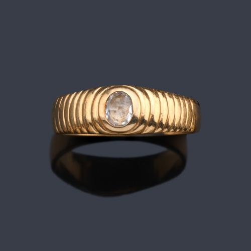  Anillo con diamante talla holandesa en montura gallonada en oro amarillo de 18K.