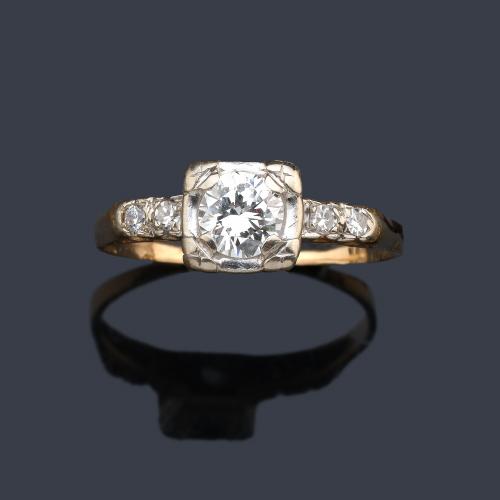  Anillo con brillante central de aprox. 0,50 ct en montura de oro amarillo de 18K y vista en platino.