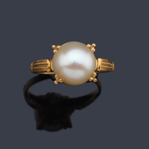  Anillo con perla de aprox. 9,00 ct en montura de oro amarillo de 18K.