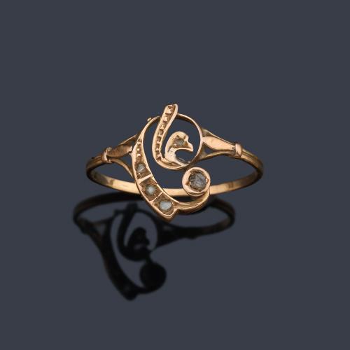  Anillo con diamantes talla rosa, realizado en oro amarillo de 18K.