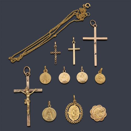  Lote de cuatro cruces, siete medallitas y una cadena en oro amarillo y rosa de 18 K.