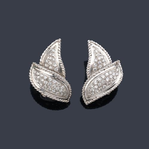  Pendientes cortos con diseño vegetal cuajado de brillantes de aprox. 1,20 ct en total.
