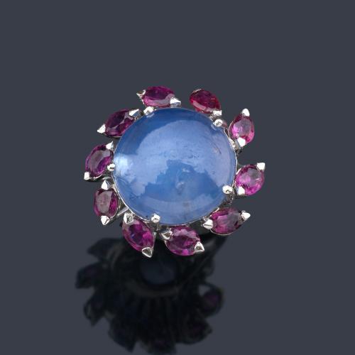  Anillo con zafiro talla cabujón de aprox. 25,00 ct con rubíes talla marquís de aprox. 2,50 ct en total.