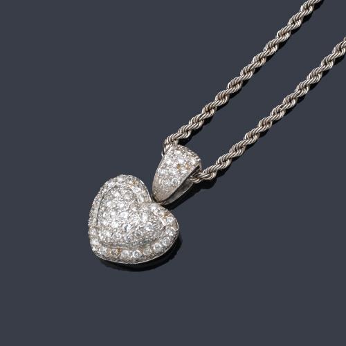  Colgante con diseño de corazón con pavé de brillantes de aprox. 0,80 ct en total.