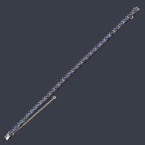  Pulsera rivière con zafiros talla oval intercalados por pareja de brillantes.