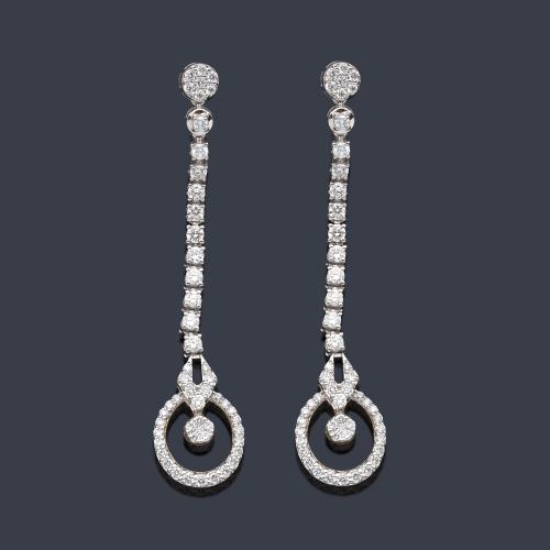  Pendientes largos con hilera y remate circular con brillantes de aprox. 1,00 ct en total.