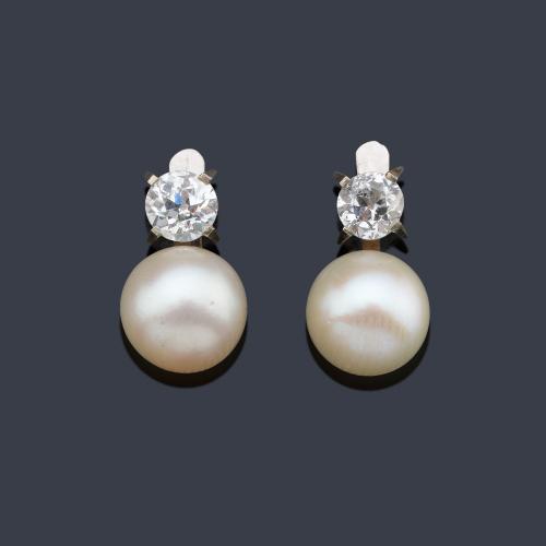  Pendientes 'tú y yo' con pareja de perlas de aprox. 9,27 mm y dos diamantes talla antigua de aprox. 1 ct total.