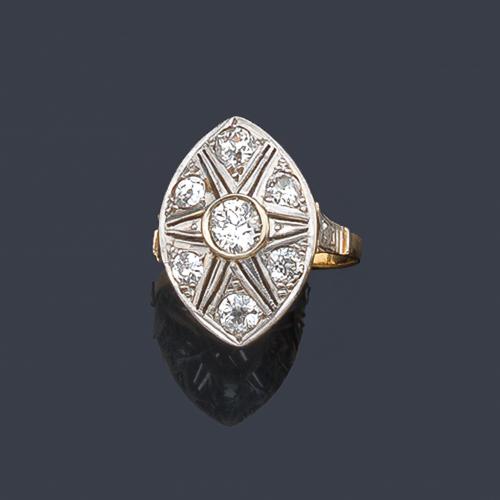  Anillo lanzadera Art Decó en ro amarillo de 18 K con vista en platino y diamantes talla antigua de aprox. 2,50 ct.