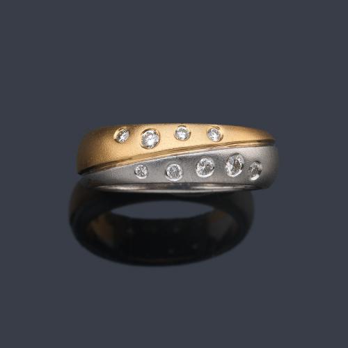  Anillo con doble banda de brillantes en montura de oro blanco y amarillo mate de 18K.