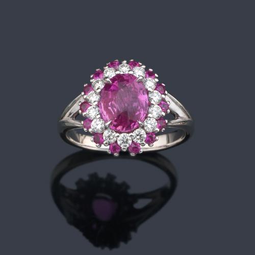  Anillo con zafiro rosa talla oval de aprox. 2,67 ct con doble orla de brillantes de aprox. 0,40 ct y zafiros rosas de aprox. 0,32 ct en total.