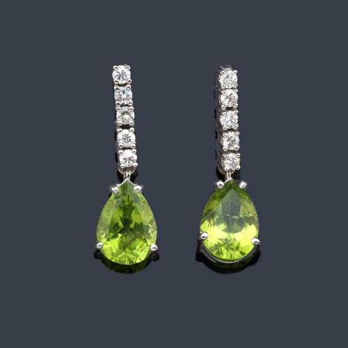  Pendientes largos con pareja de peridotos talla perilla de aprox. 5,91 ct en total con banda de brillantes de aprox. 0,50 ct en total. Certificado AIG.