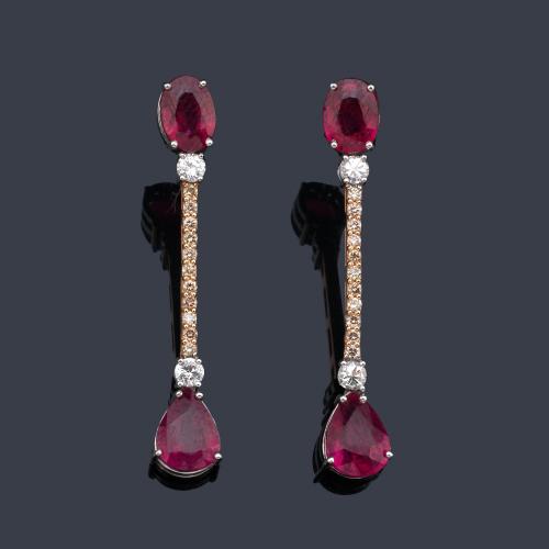  Pendientes largos con dos rubíes talla perilla y dos rubíes talla oval de aprox. 5 ct con hilera de brillantes de aprox. 0,50 ct en total.