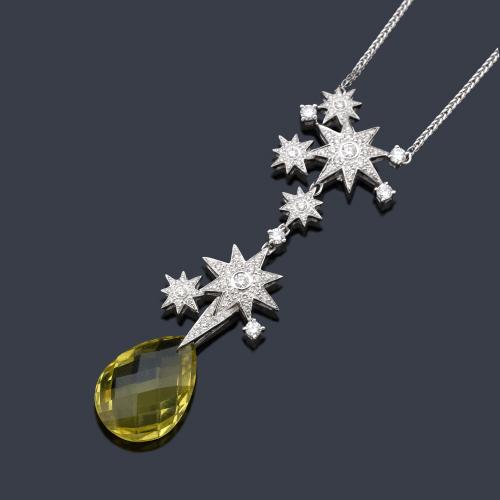  Colgante con diseño de estrellas con brillantes y remate de cuarzo limón facetado en forma de perilla.