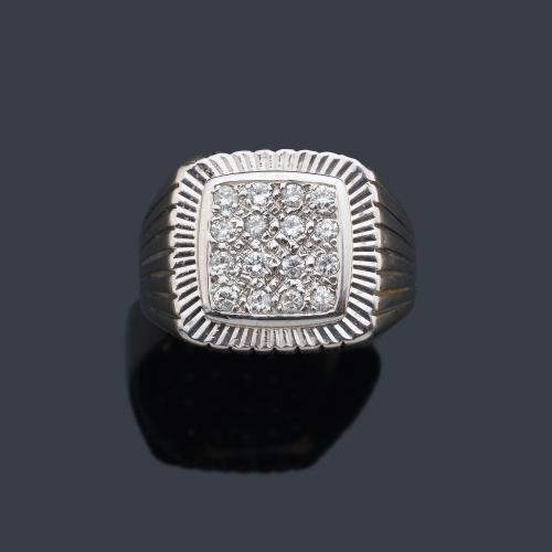  Anillo tipo sello con pavé de brillantes en montura estriada de oro blanco de 18K.