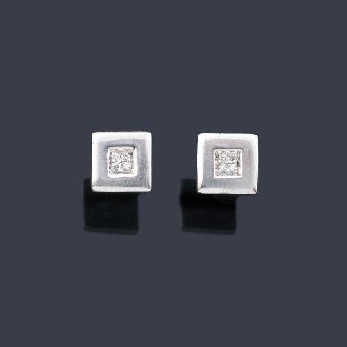  Pendientes cortos con cuatro brillantes centrales en montura de oro blanco de 18 K.