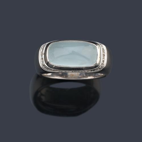  Anillo con pieza de calcedonia talla 'pain de sucrè' con orla de brillantes en montura de oro blanco de 19K.