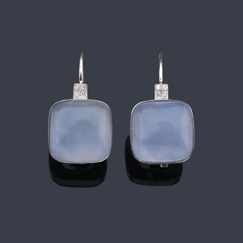  Pendientes largos con pareja de calcedonias y cuatro brillantitos en la parte superior.