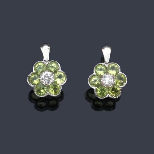  Pendientes largos con diseño floral con peridotos talla redonda de aprox. 1,95 ct en total y dos brillantes de aprox. 0,54 ct en total.