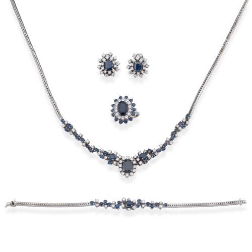  Aderezo con collar, pulsera, pendientes y anillo con zafiros talla oval de aprox. 13,00 ct y brillantes de aprox. 6,48 ct en total.