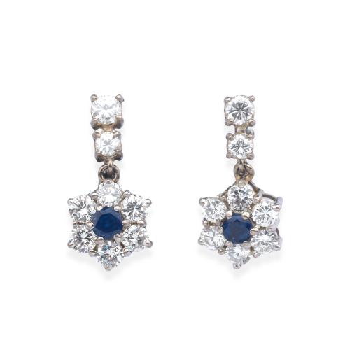  Pendientes largos con diseño de rosetón con brillantes de aprox. 2,20 ct en total y dos zafiros centrales talla redonda.