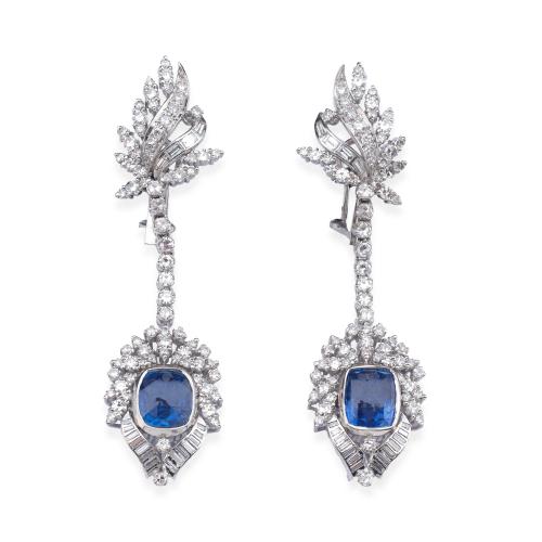  Pendientes largos con pareja de zafiros talla 'cushion' de aprox. 6,50 ct en total con diamantes talla 16/16 y baguette de aprox. 5,40 ct en total. Certificado Masterstone.