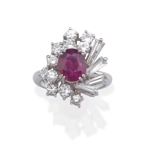  Anillo con rubí talla oval de 1,90 ct con orla de diamantes talla brillante y trapecio de 1,70 ct en total.