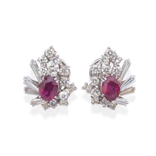  Pendientes cortos con pareja de rubíes talla oval de aprox. 2,20 ct y 2,20 ct con orla de diamantes talla brillante y trapecio 3,40 ct en total.